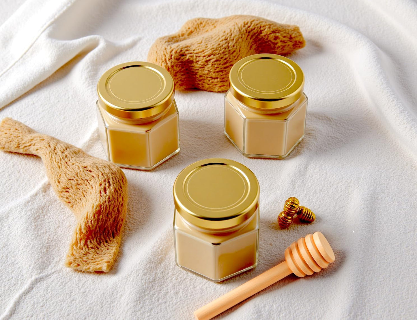 Adabocute Honey Pot 2oz, Mini Glass Honey Jars with Wood Dipper, Gold Lid, Bee Pendants, Beige Gift Bags, Thank-you Tags, Ideal for Baby Showers Favors Wedding Favors, 15 Pack