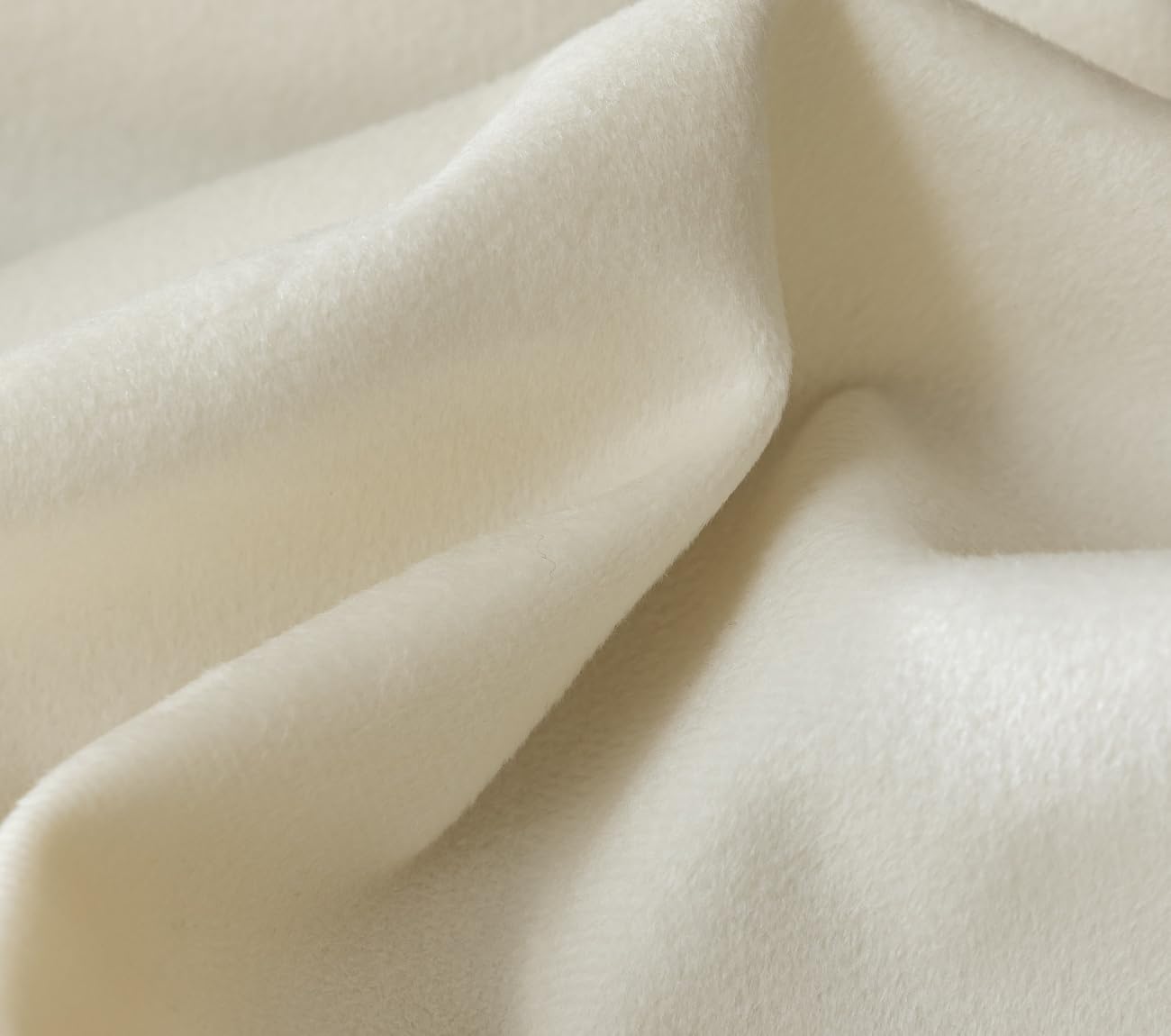 F-CHU White Tablecloth Thickset Velvet Tablecloth with Beautiful Gold Tassels Vintage Table Cloth for Home Decor Wedding, Party, Banquet and Events 48" Round