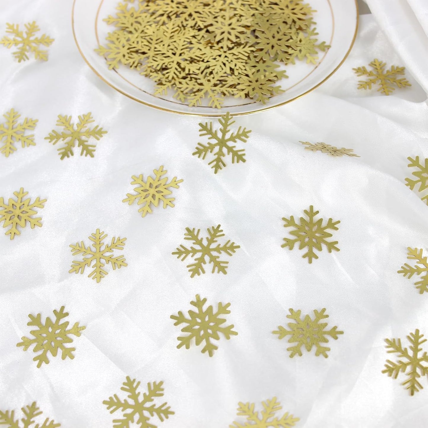 200PC Gold Foil Paper Snowflakes Confetti Christmas Party Table Decorations Snowflake For DIY Crafts For Winter Holiday Wedding Birthday Baby Shower Party Supplies