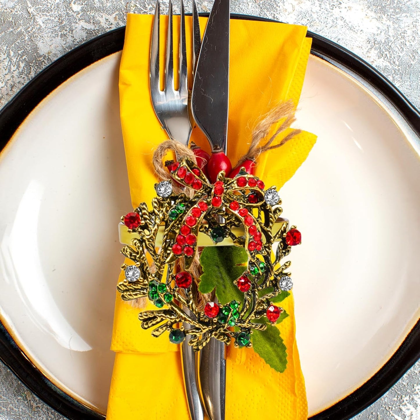 Halatool Set of 8 Christmas Napkin Rings Delicate Wreath Napkin Holder for Christmas Thanksgiving Holiday Party Table Decoration