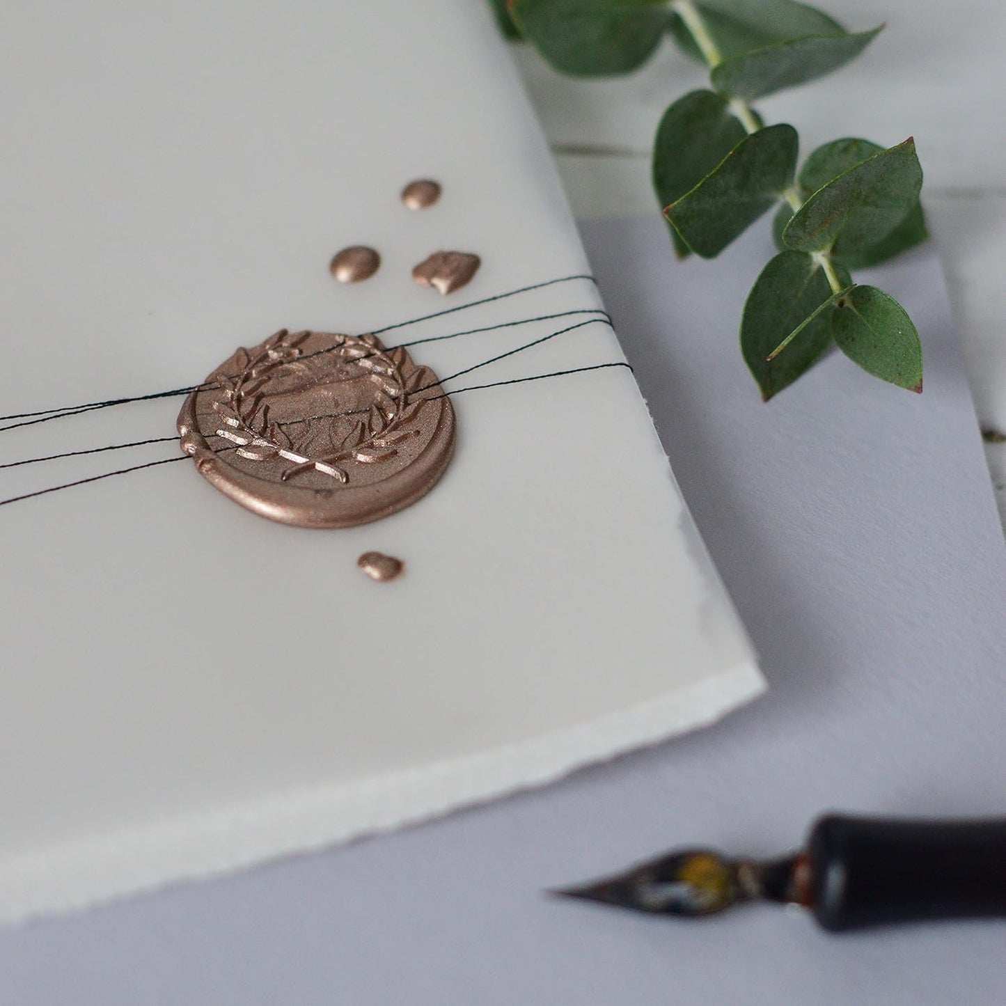 UNIQOOO Mailable Glue Gun Sealing Wax Sticks for Wax Seal Stamp - Metallic Champagne Gold, Great for Xmas Cards, Wedding Invitations, Cards Envelopes, Snail Mails, Wine Packages, Gift Ideas, Pack of 8